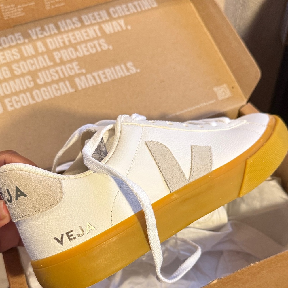Veja Campo Chromefree Leather Sneakers - White and Natural NWT NIB
